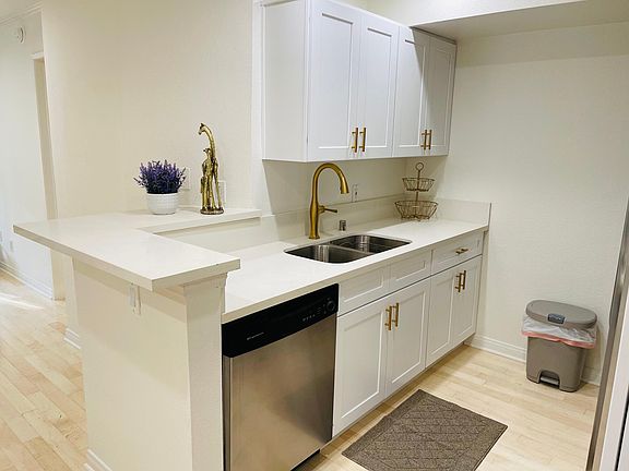3rd image of 21520 Burbank Blvd APT 112
