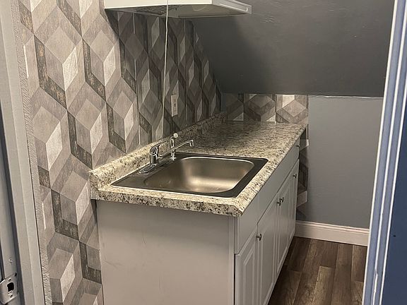 4th image of 10 Huron St Floor 3