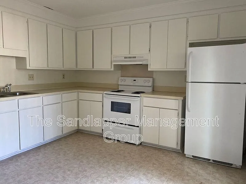 3 bed, 1.5 bath, 1210 sqft, $1,900 — Photo 4