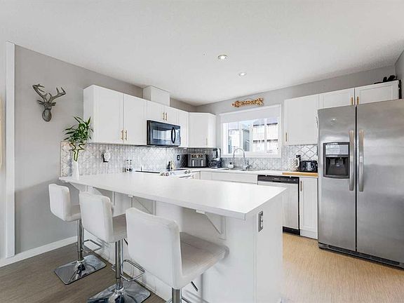 3rd image of 71 SE Sunset Rd