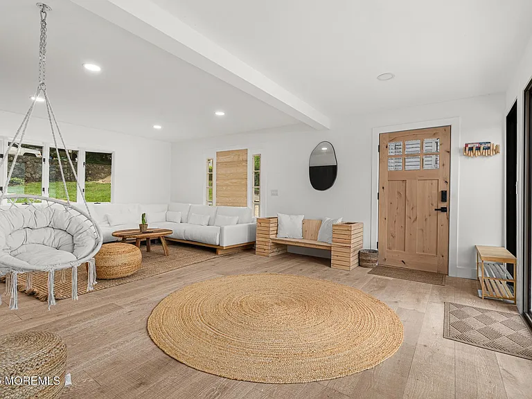 39 Upper Lakeview Ave — Photo 3