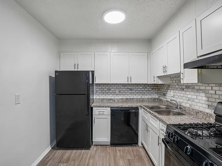 Lewis on Cascade Apartments — Photo 15