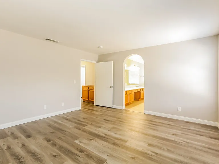 1433 Bellglen Dr — Photo 9