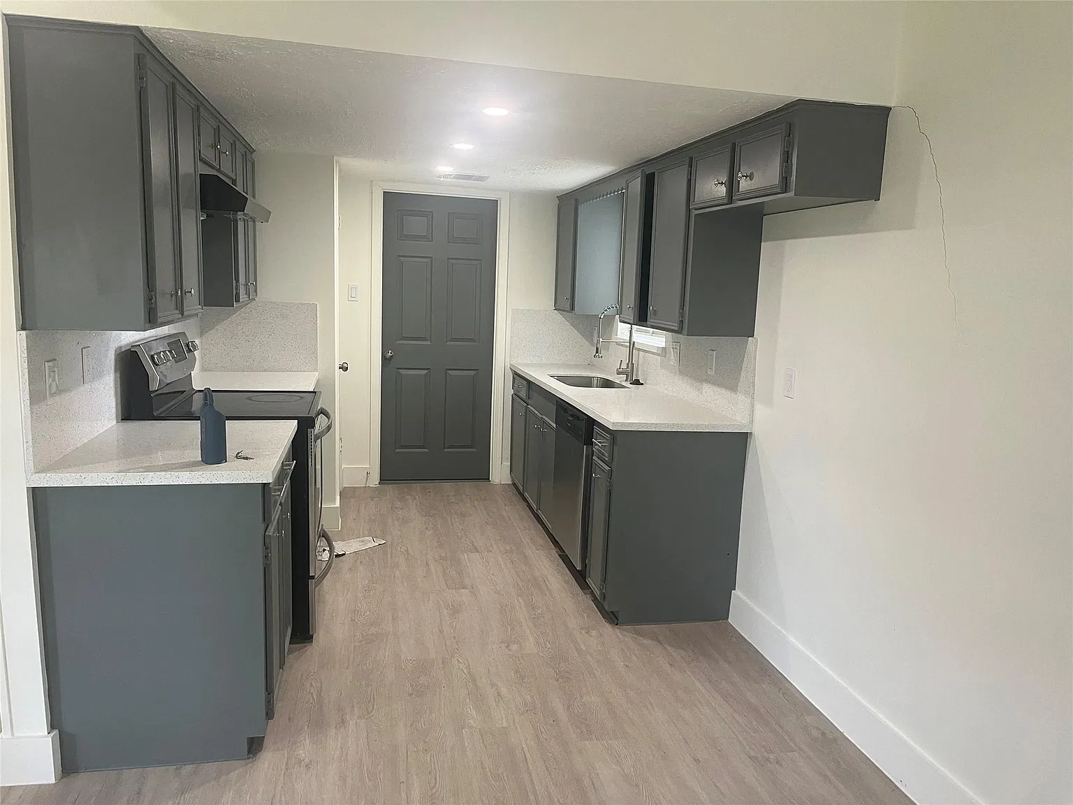 3 bed, 2.0 bath, 1382 sqft, $2,300 — Photo 4