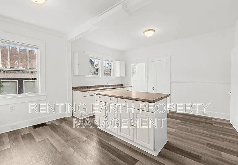 1635 43rd St — Photo 14