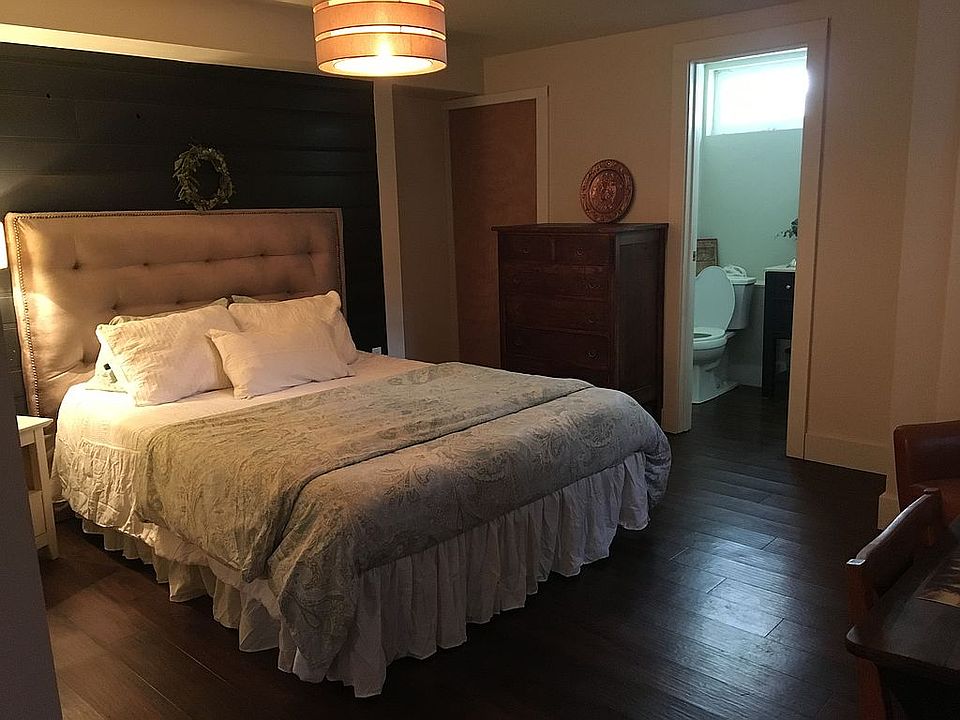 Basement bedroom w/bathroom