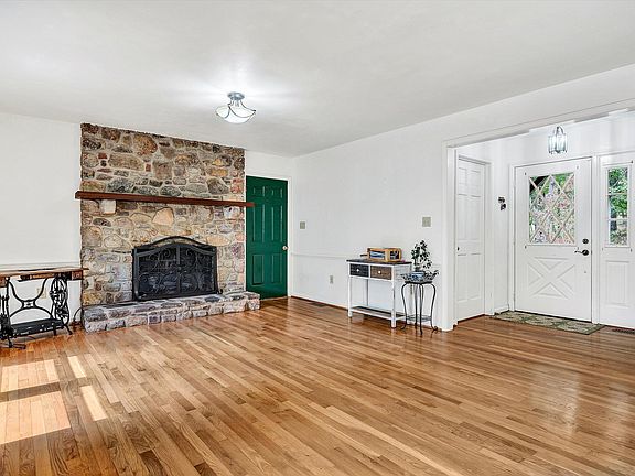 4th image of 1942 Laurel Mountain Dr