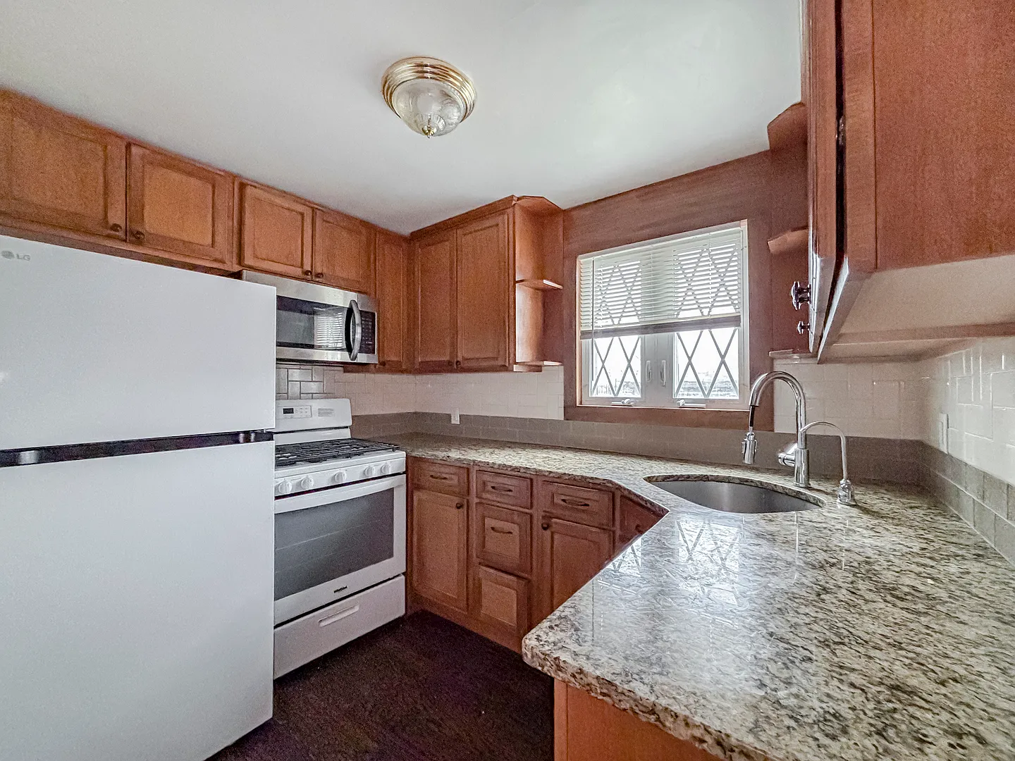 3 bed, 988 sqft, $2,400 — Photo 3