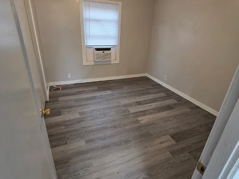 345 NE 6th St #4 — Photo 3