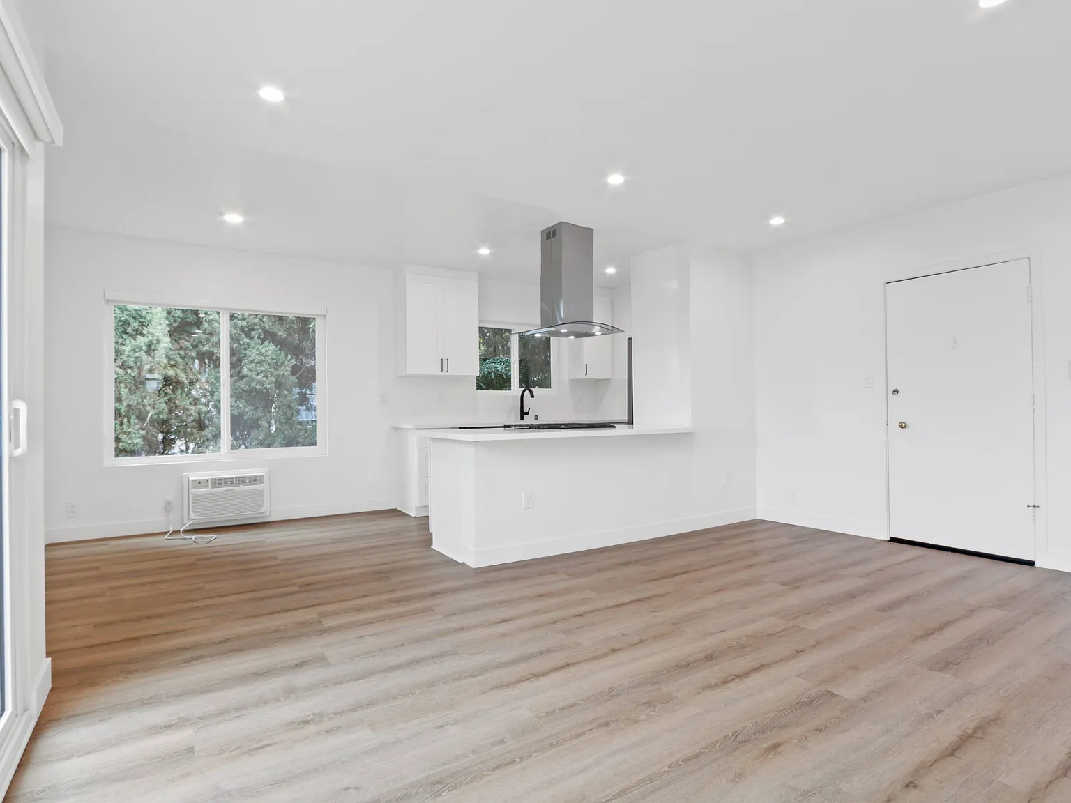 514 N Hayworth — Photo 4