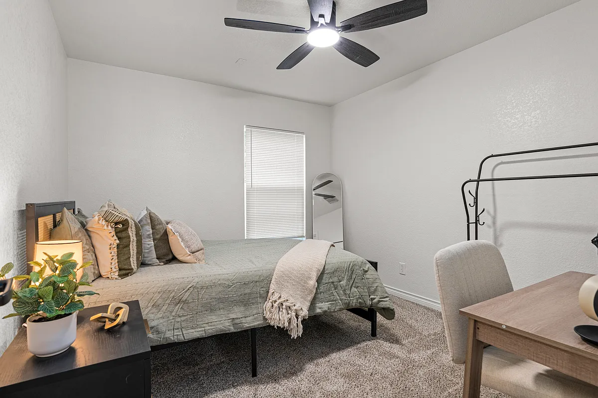 Bedroom 3
Bedroom 3
2 Drawer Nightstand
Workspace
Full Sized Mirror
Wardrobe
Seating - Forest Strm