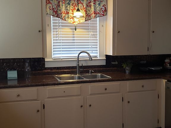 5th image of 104 N Holly St
