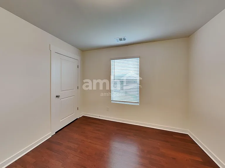 88 Landsdown Xing — Photo 18