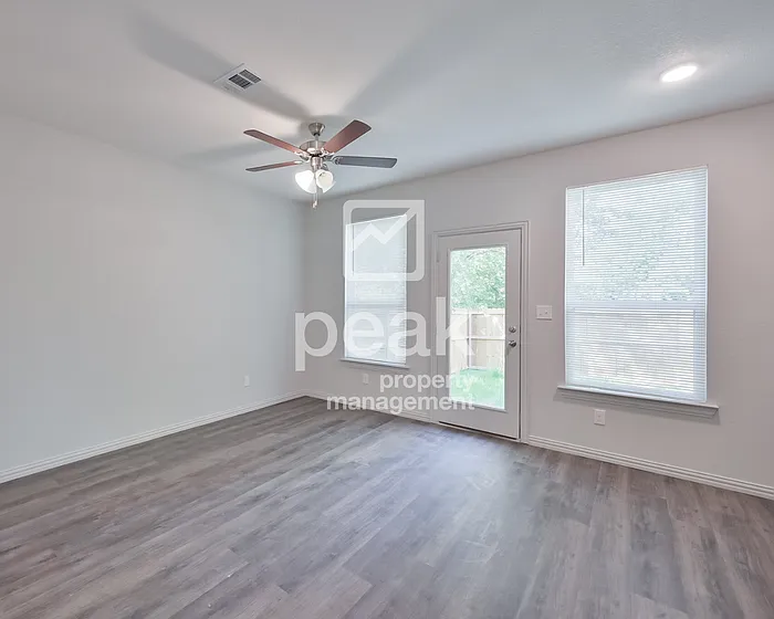 2034 Brookes St — Photo 7