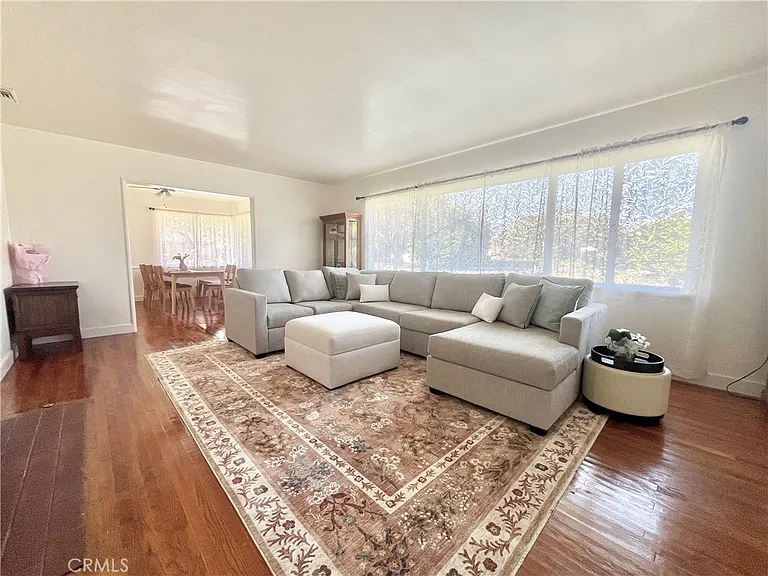 729 N California St — Photo 2