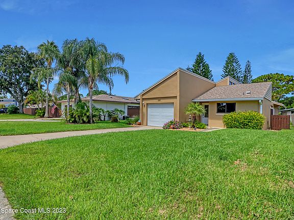 3rd image of 220 Applewood Cir
