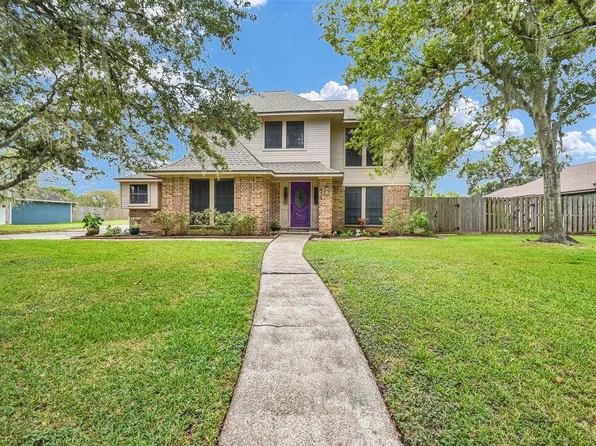 131 Frostwood Dr, Lake Jackson, TX 77566