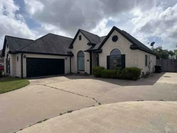 111 Mallard Dr, Clute, TX 77531