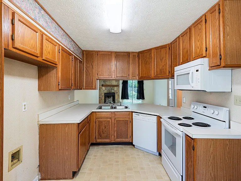 5640 Waterford Ct — Photo 6