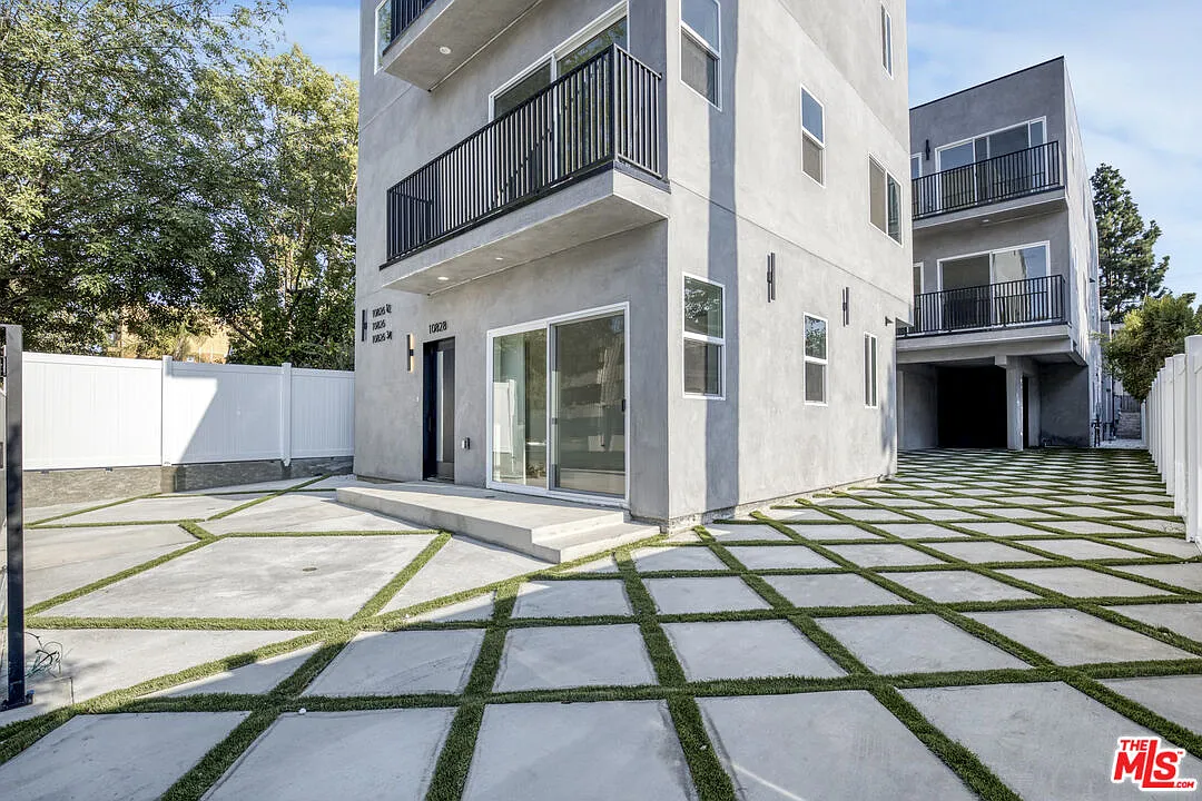 5 bed, 5.0 bath, 2027 sqft, $5,999 — Photo 3