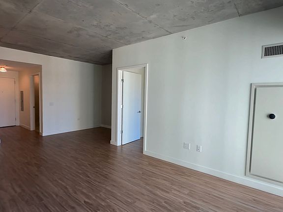 4th image of 629 W Lake St #912