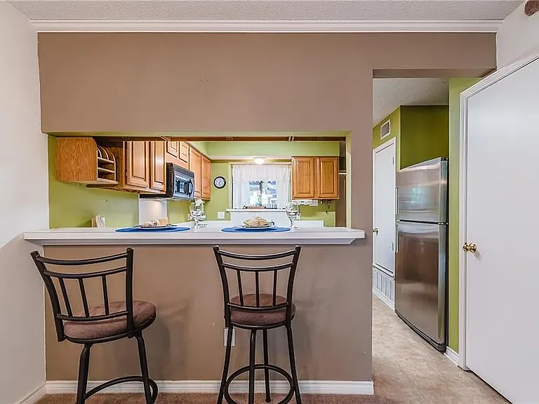 2407 Overland Ln — Photo 6