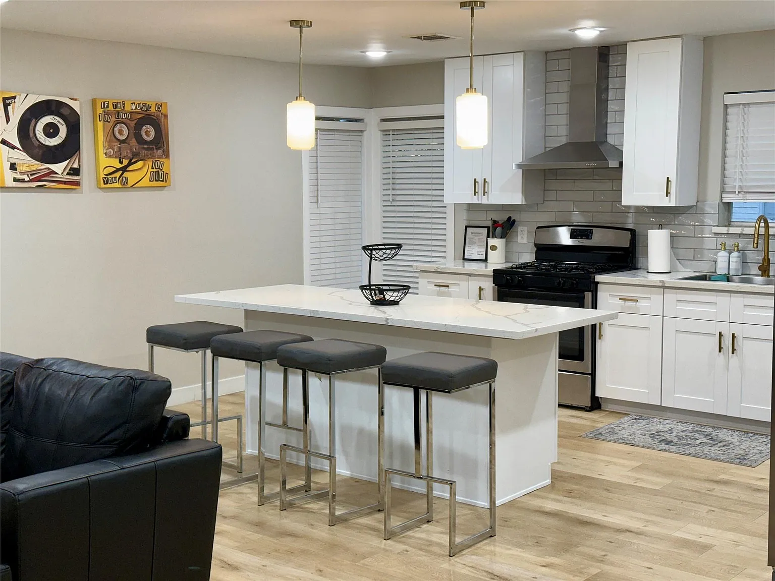 4 bed, 2.0 bath, 2200 sqft, $5,000 — Photo 2