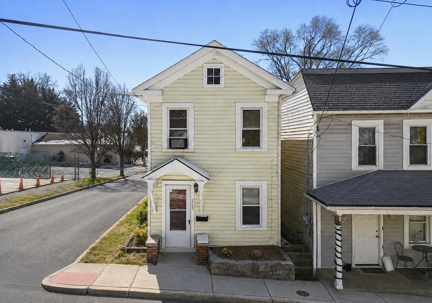 223 Baker St — Photo 1