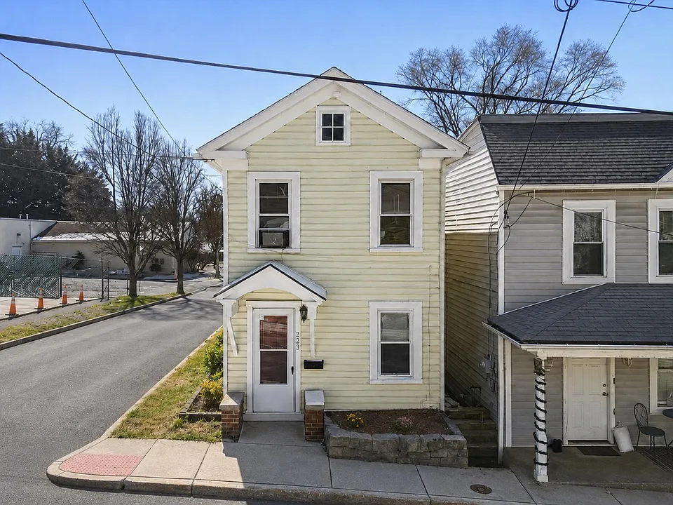 223 Baker St