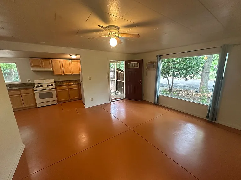 2050 Laburnum Ave — Photo 3