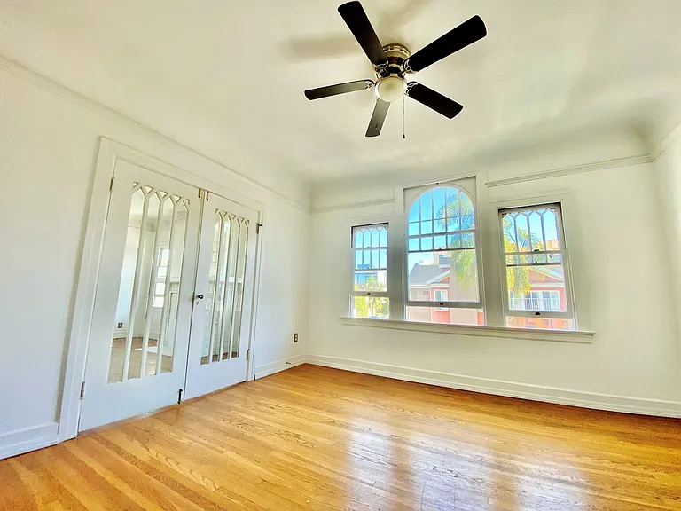 361 S Berendo St — Photo 5