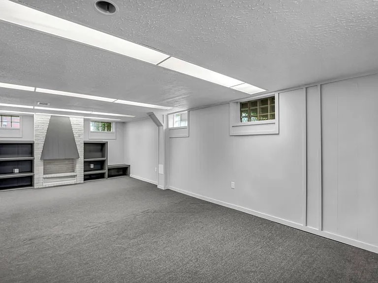 15907 Walden Ave — Photo 14