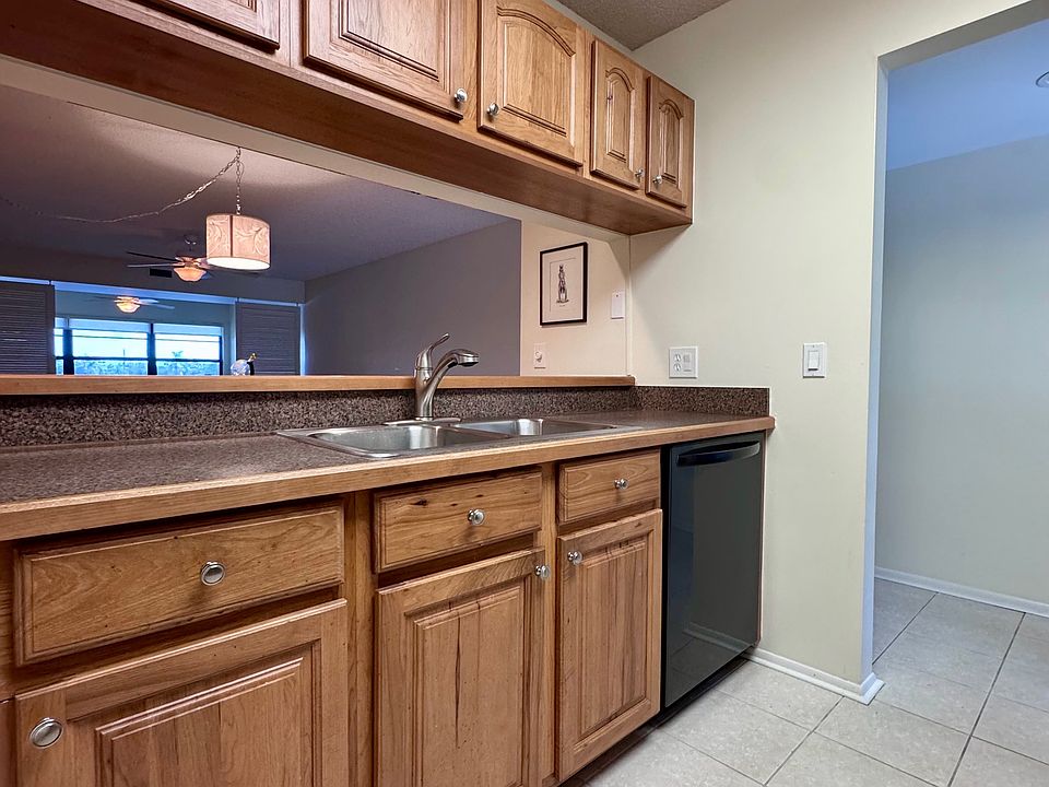 Lovely kitchen w/ pantry & breakfast bar! Plenty of cabinet storage!