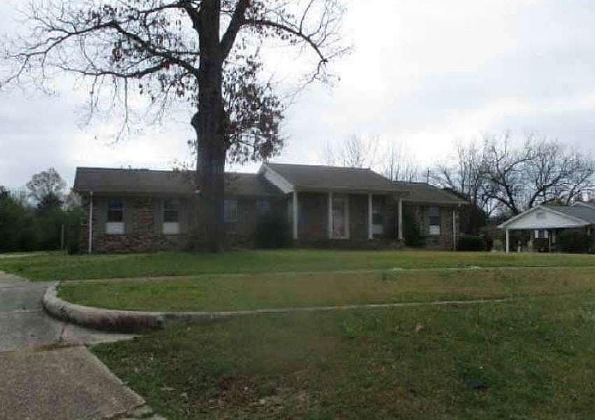 1st image of 840 1st St NE