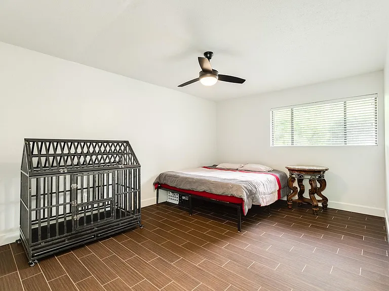 7098 N Holiday Dr — Photo 15
