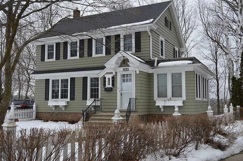 1st image of 200 Hillcrest Ct