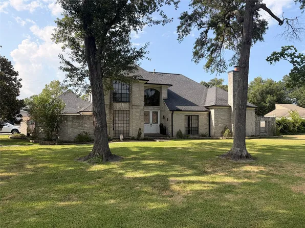 222 Pin Oak Dr, Baytown, TX 77520