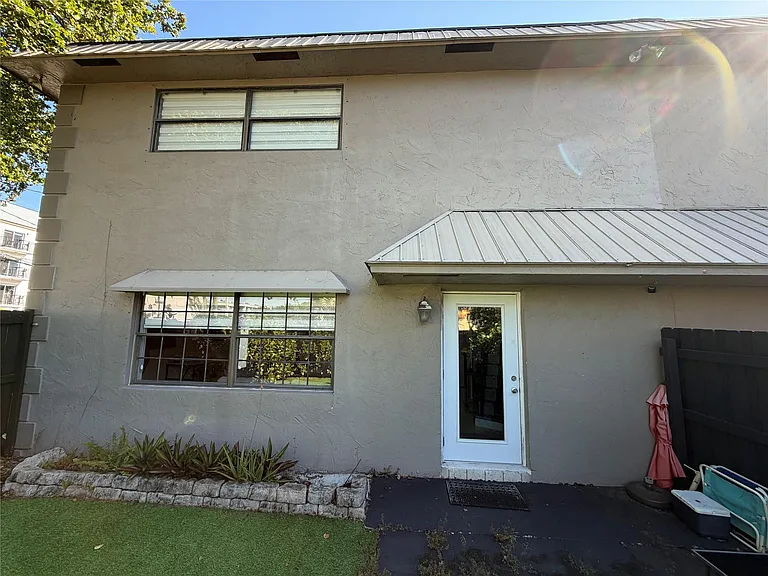 608 NE 29th Dr #1 — Photo 26