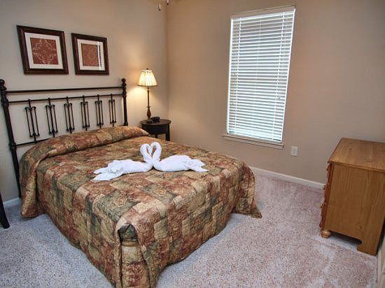 BP2C912-221-queen-bedroom