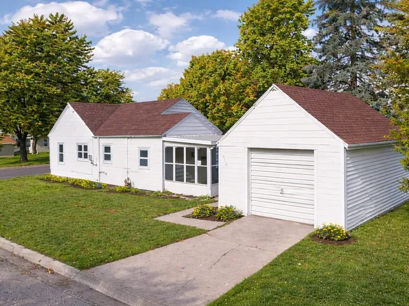912 W 16th St, Sterling, IL 61081