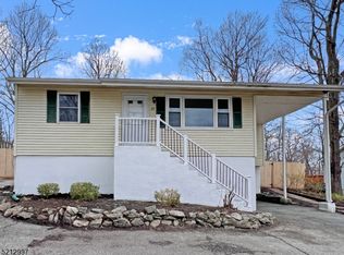 27 Lawrence Dr, Highland Lakes, NJ 07422