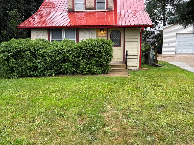 1416 Center St E — Photo 1