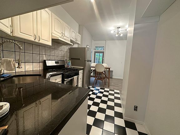 3rd image of 298 Nassau Ave APT 1R