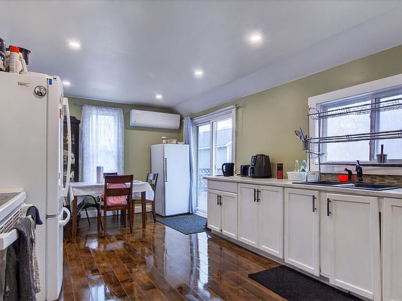 5th image of 325 Notre Dame St
