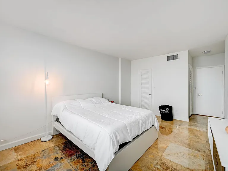 1455 N Treasure Dr — Photo 14