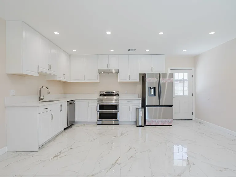 6550 Beeman Ave — Photo 8