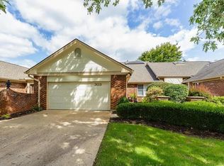 303 Morristown Ct, Chesterfield, MO