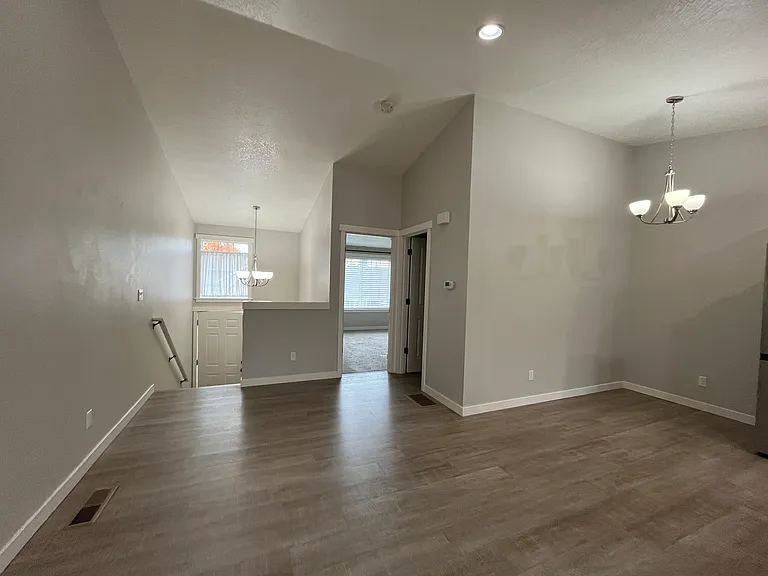 607 W 1st St #2 — Photo 10