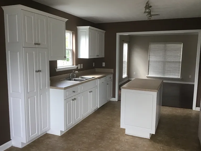 712 Keyes Dr — Photo 4