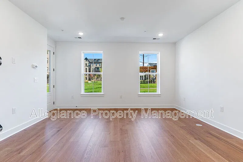 3 bed, 2.5 bath, 1619 sqft, $3,300 — Photo 4